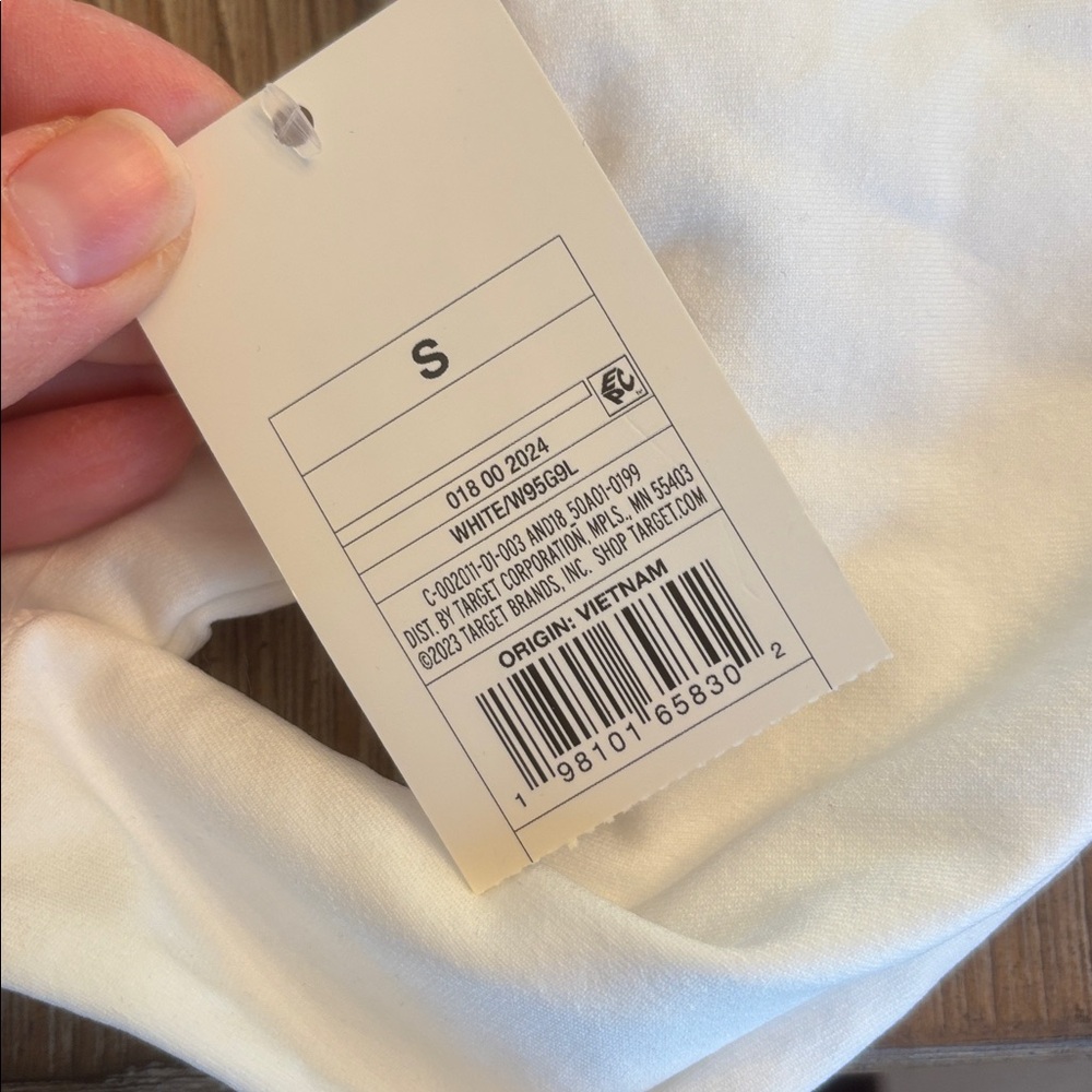 A new day White Scoop Neck Cropped Tank Built in Bra Size Small NWT - Picture 2 of 6